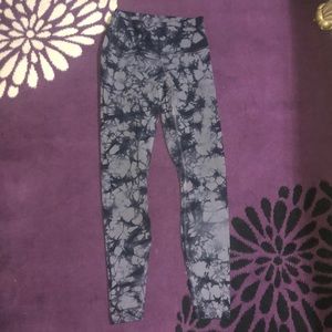 lululemon size 6 shibori wonder unders - purple